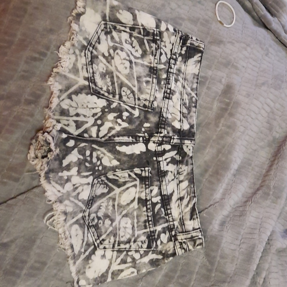 Signature frayed shorts